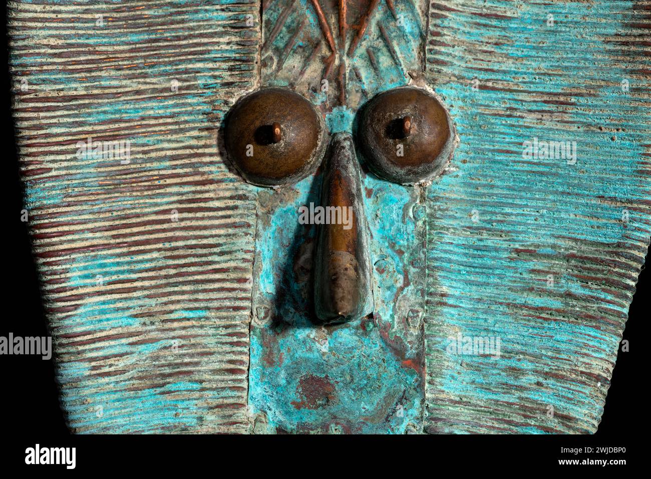 Makroaufnahme einer hölzernen Kota-Reliquienfigur aus Gabun. Afrikanische Kunst mit meisterhafter Handwerkskunst und spirituellem Symbolismus. Stockfoto