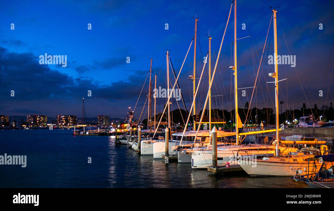 Segelboote in der Abenddämmerung in Marina del Rey, Kalifornien, einem Hafen in der gleichnamigen Stadt im Los Angeles County. Die Boote legten nachts in einem Boot an. Stockfoto