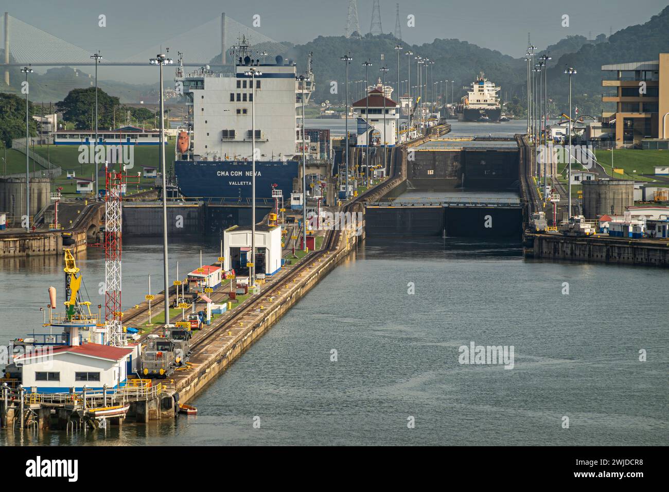 Panamakanal, Panama - 24. Juli 2023: Miraflores Schleusen nach Norden unter hellblauem Himmel. Große Schiffe, eines in Schleuse, das andere auf dem Miraflores-See. Hundertjahrfeier b Stockfoto