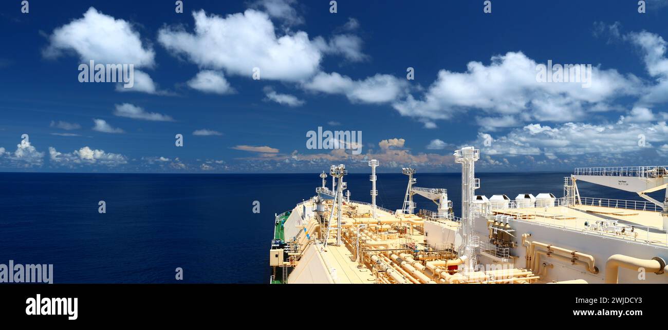 Blick vom Brückenflügel eines Tankers für Flüssigerdgas (LNG) Stockfoto