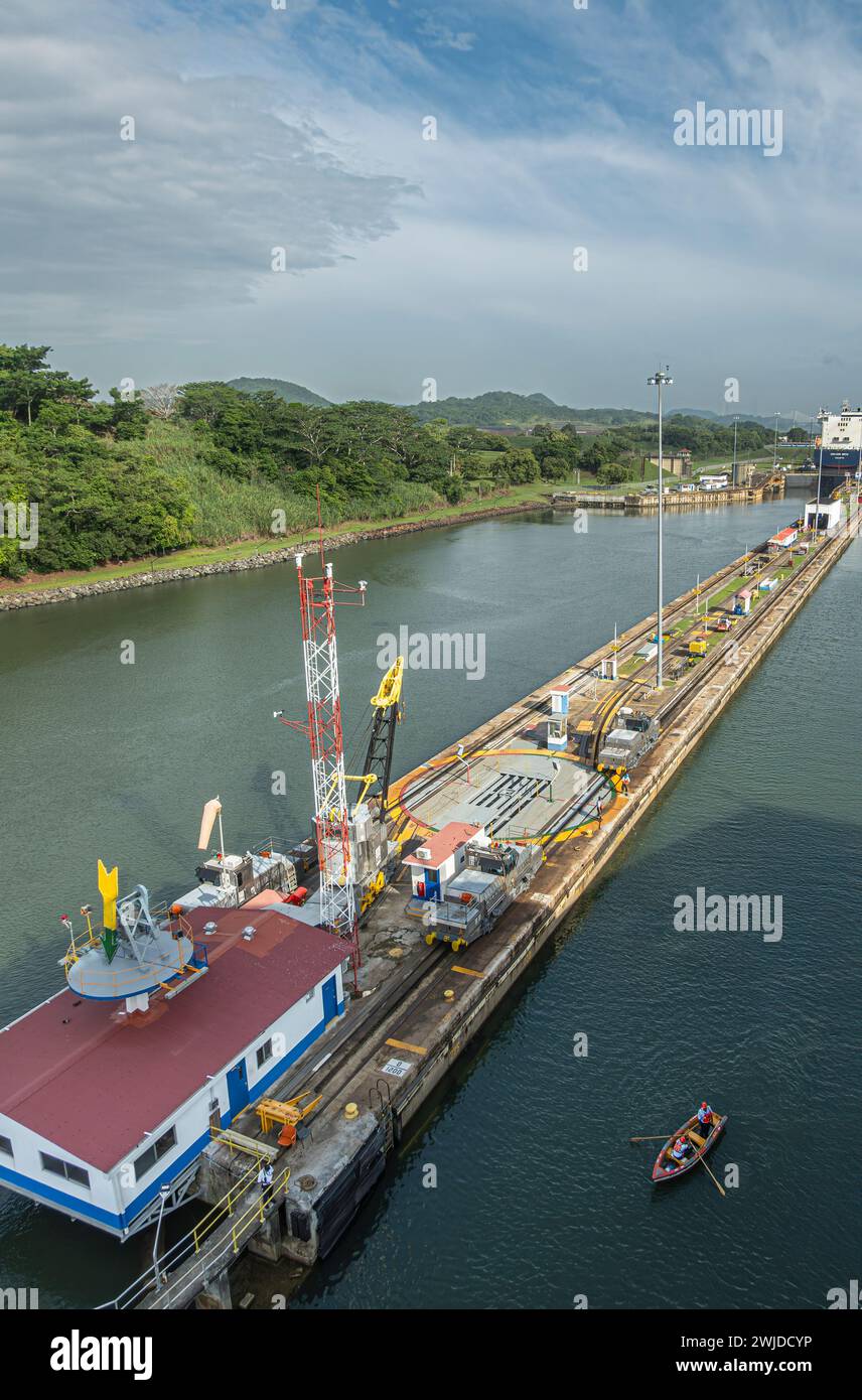 Panamakanal, Panama - 24. Juli 2023: Kammerteiler auf Miraflores Schleusen, Pazifikseite. Schiffsziehmaschinen, Gebäude und Arbeiter auf en Stockfoto