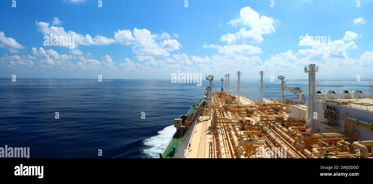 Blick vom Brückenflügel eines Tankers für Flüssigerdgas (LNG) Stockfoto