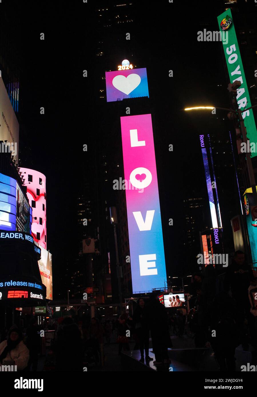 14. Februar 2024, New York City, New York: (NEU) Valentinstag in New York. 14. Februar 2024, New York, USA: Der Valentinstag wird in New York von Liebhabern gefeiert, die verschiedene Geschäfte besuchen und Geschenke für ihre Partner kaufen. Einige gehen zusammen zu Abend, andere besuchen Theater und Filme und genießen den Tag bei kaltem Wetter. Ein weißes „V“-Schild befindet sich in der Mitte des Times Square, wo Paare Fotos und Selfies machen. Auf der Plakatwand ist auch ein Wunschschild für die Liebenden zu sehen. Credit: Niyi Fote/Thenews2 (Foto: Niyi Fote/Thenews2/Zumapress) (Credit Image: ©) Stockfoto