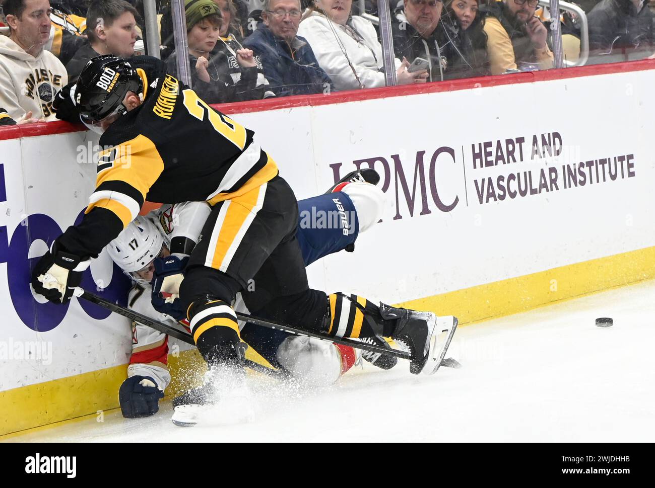 Pittsburgh, Usa. Februar 2024. Pittsburgh Penguins Defenseman Chad Ruhwedel (2) besucht das Florida Panthers Center Evan Rodrigues (17) während der ersten Periode in der PPG Paints Arena in Pittsburgh am Mittwoch, 14. Februar 2024. Foto von Archie Carpenter/UPI. Quelle: UPI/Alamy Live News Stockfoto
