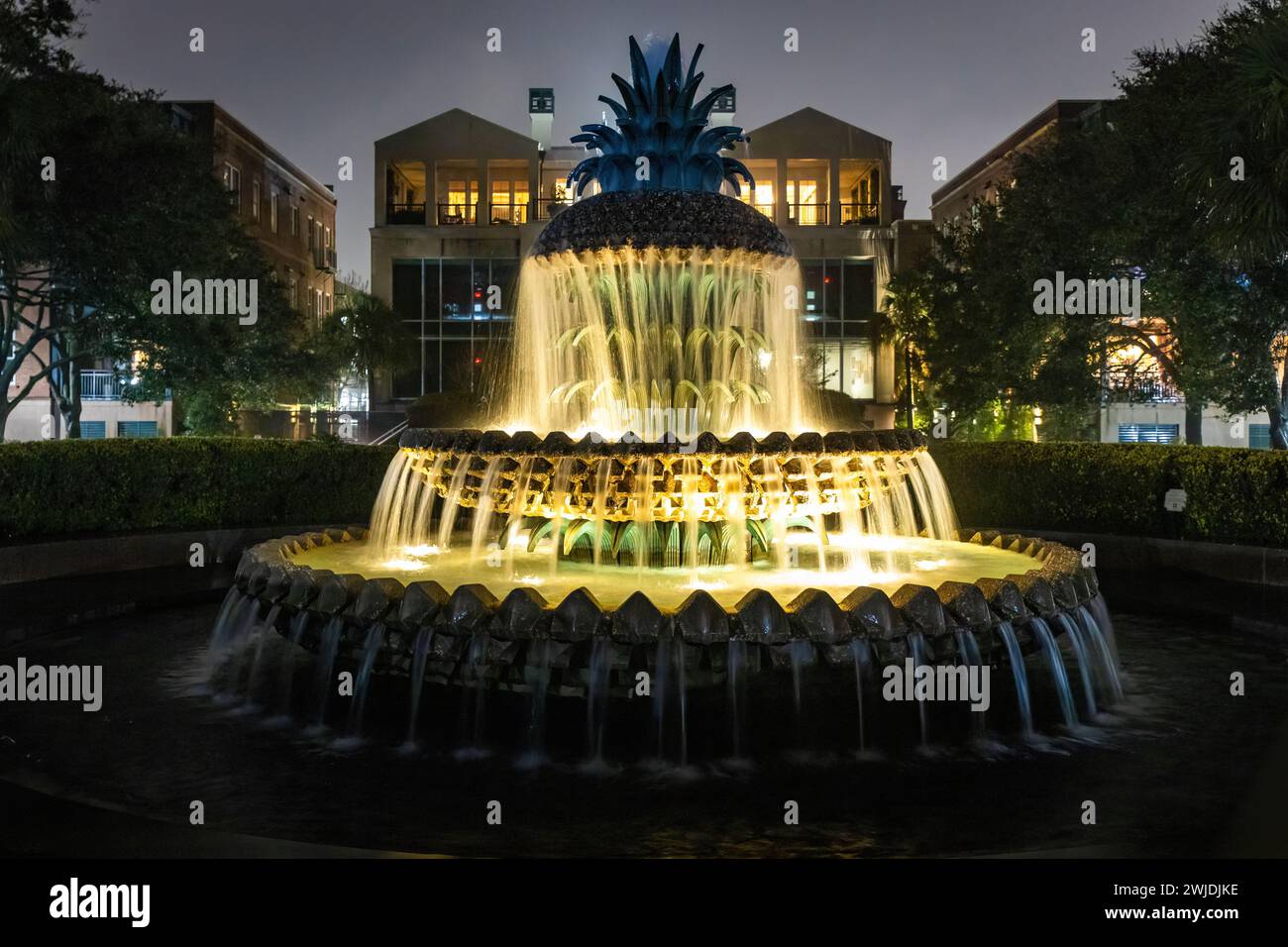 Berühmter Ananasbrunnen, beleuchtet bei Nacht in Charleston, South Carolina Stockfoto