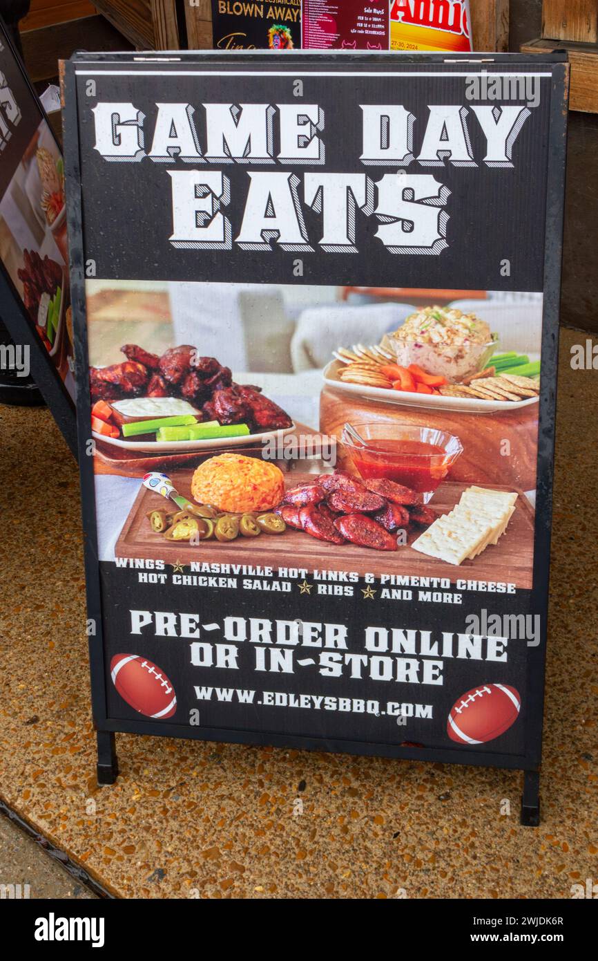 Das A-Frame-Schild „Game Day“ isst vor Edley's Barbecue, einem familiengeführten Restaurant im 12South Neighborhood Nashville, Tennessee, USA. Stockfoto
