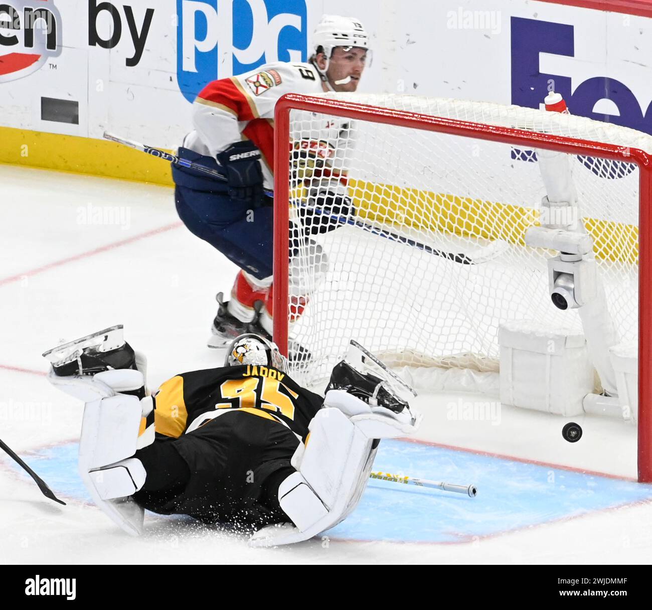 Pittsburgh, Usa. Februar 2024. Die Florida Panthers verließen Matthew Tkachuk (19) Skates hinter dem Netz, nachdem sie am Mittwoch, den 14. Februar 2024, in der PPG Paints Arena in Pittsburgh den Torwart Tristan Jarry (35) getroffen hatten. Foto von Archie Carpenter/UPI. Quelle: UPI/Alamy Live News Stockfoto