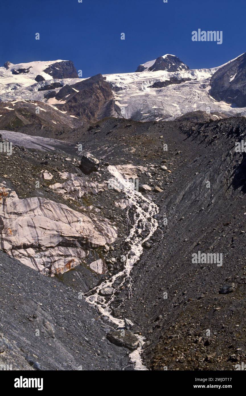 Oberes Ayas-Tal. Verra-Gletscher. Links der Gipfel der Roccia nera und rechts der Gipfel des Pollux. Stockfoto