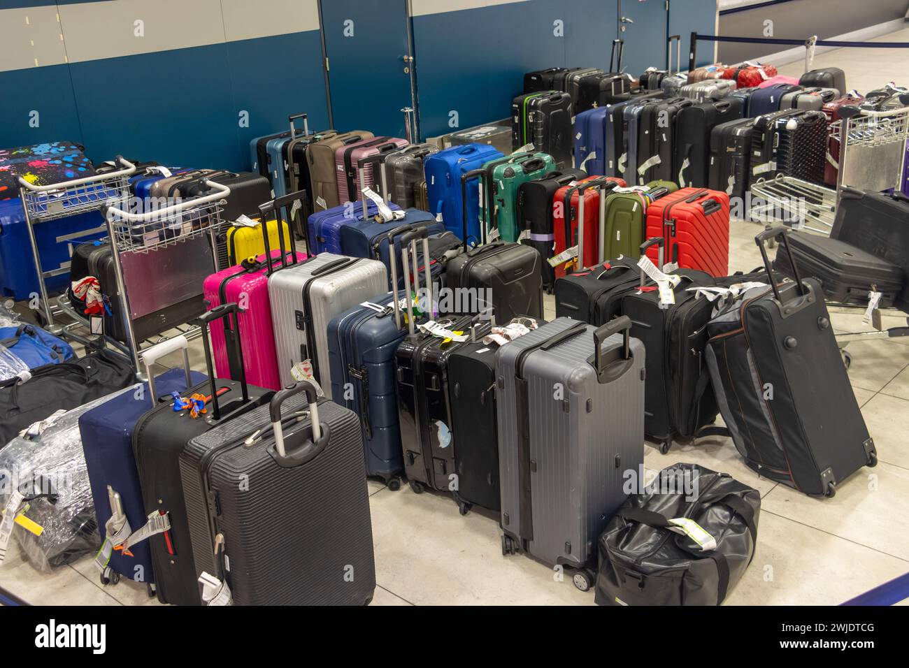 Lagerung von nicht eingefordertem, verspätetem und verlorenem Gepäck am internationalen Flughafen Stockfoto