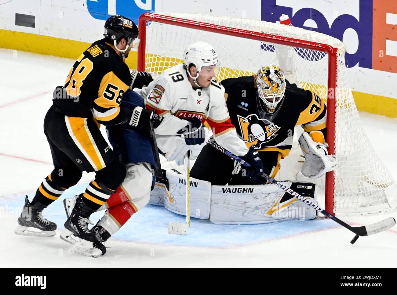 Pittsburgh, Usa. Februar 2024. Der Verteidiger Kris Letang (58) der Pittsburgh Penguins erhält eine zweiminütige Strafe, weil er am Mittwoch, den 14. Februar 2024, den Florida Panthers Linksflügel Matthew Tkachuk (19) in der zweiten Phase des Florida Panthers 5-2-Sieges in der PPG Paintts Arena in Pittsburgh vergleicht. Foto von Archie Carpenter/UPI. Quelle: UPI/Alamy Live News Stockfoto