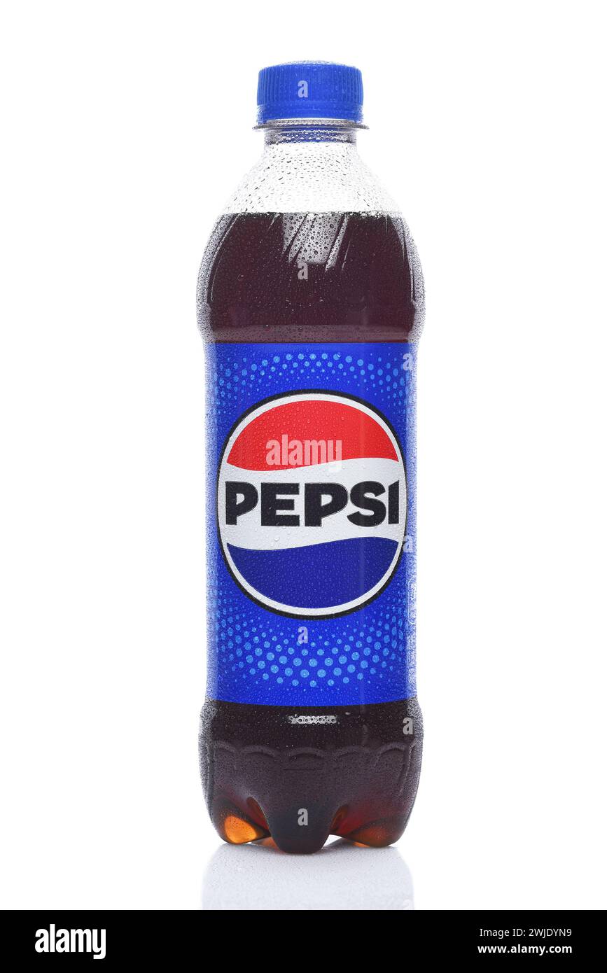 IRVINE, KALIFORNIEN - 14. Februar 2024: Eine 16-Unzen-Flasche Pepsi mit Kondensation. Stockfoto