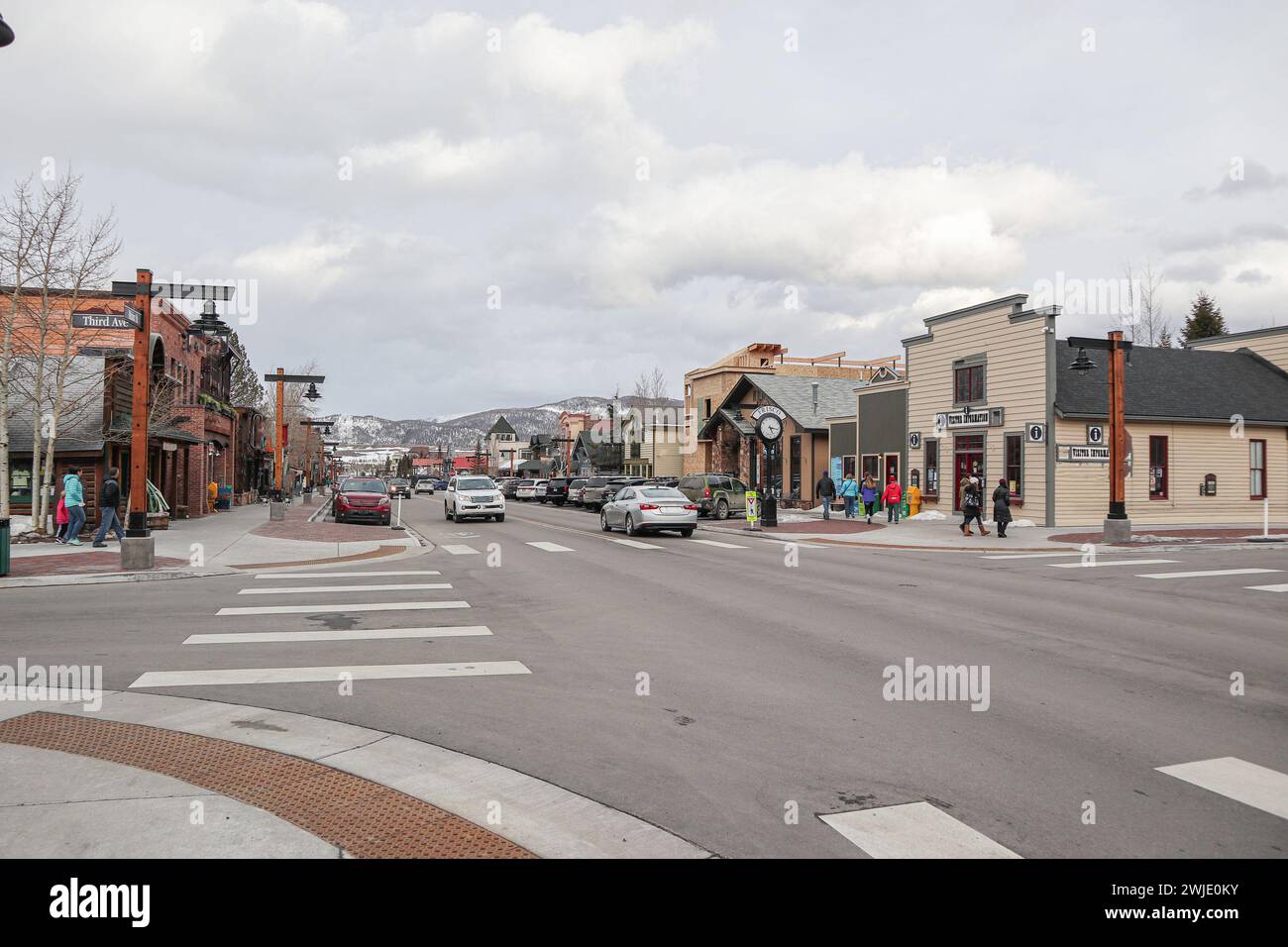 Straße in Frisco, Colorado, an einem verschneiten Tag. Malerische nordamerikanische Stadt im Herzen der rockies. Ein gewisser Verkehr ist sichtbar. Stockfoto