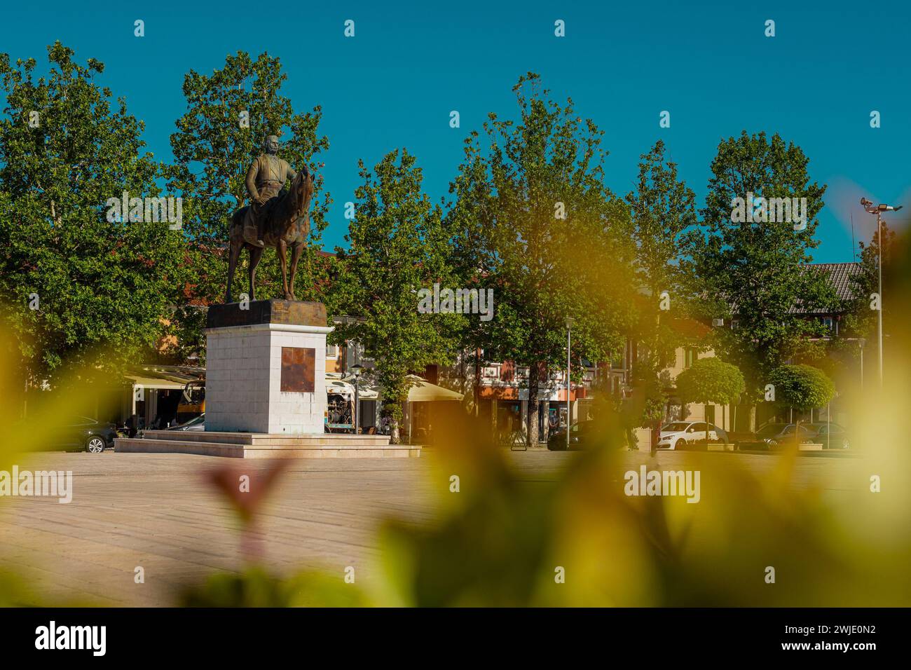 Statue auf dem Trg Slobode oder Freiheitsplatz im Zentrum von Niksic, Montenegro an einem sonnigen Tag. Flaches Freigelände im Zentrum einer Stadt, umgeben von Stockfoto