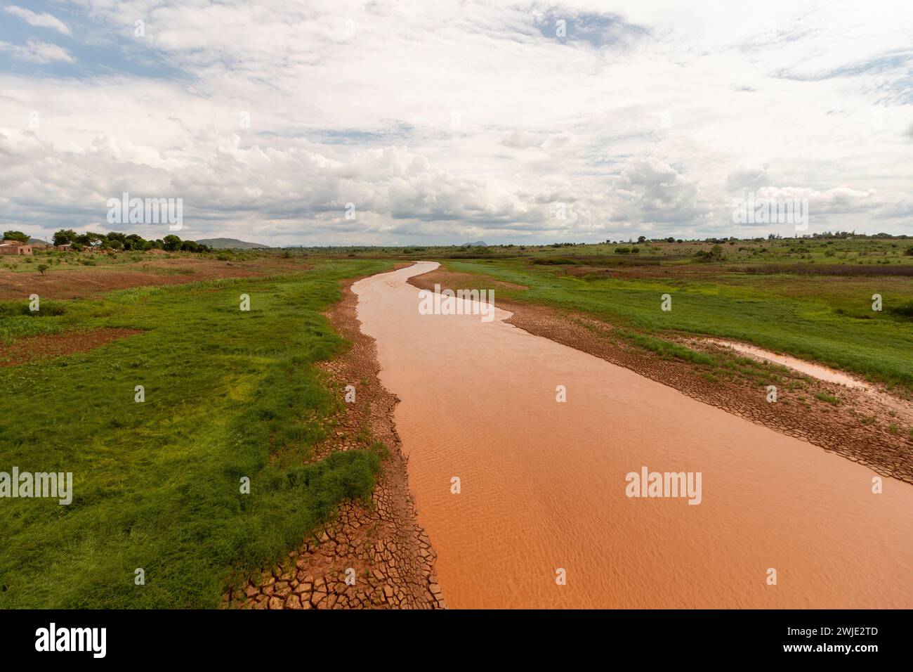 Ein kompliziertes Netz von Schlammrissen dominiert den Blick auf den Fluss Revué in Mosambik, Afrika Stockfoto