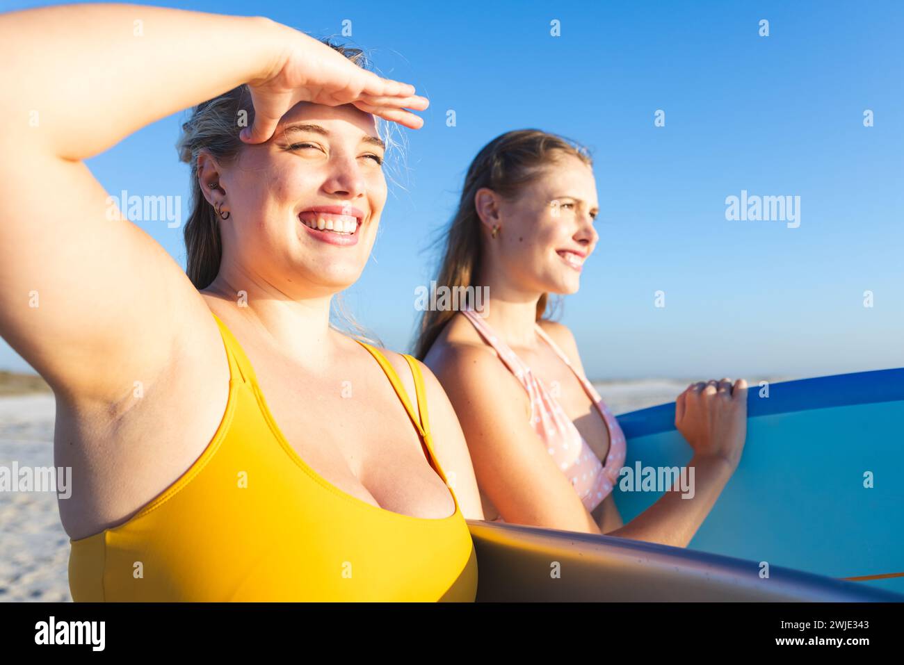 Zwei junge kaukasische Frauen genießen einen sonnigen Strandtag Stockfoto