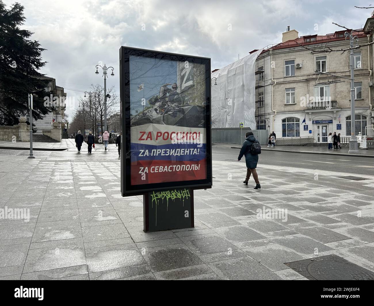 14. Februar 2024, Ukraine, Sewastopol: Vor den russischen Präsidentschaftswahlen am 17. März gibt es an vielen Orten in der Stadt Plakate, die die Wiederwahl des Kreml-Führers Putin fördern. Auf dem Poster im Stadtzentrum der Hafenstadt steht "für Russland. Für den Präsidenten. Für Sewastopol'. Viele Krimis sind Putin dankbar, dass er die Halbinsel vor zehn Jahren gewaltsam von der Ukraine erobert und in das Riesenreich integriert hat. In diesem Jahr feiert Russland den 10. Jahrestag der Annexion der Krim, die völkerrechtlich zur Ukraine gehört. Foto: Ulf Mauder/dpa Stockfoto