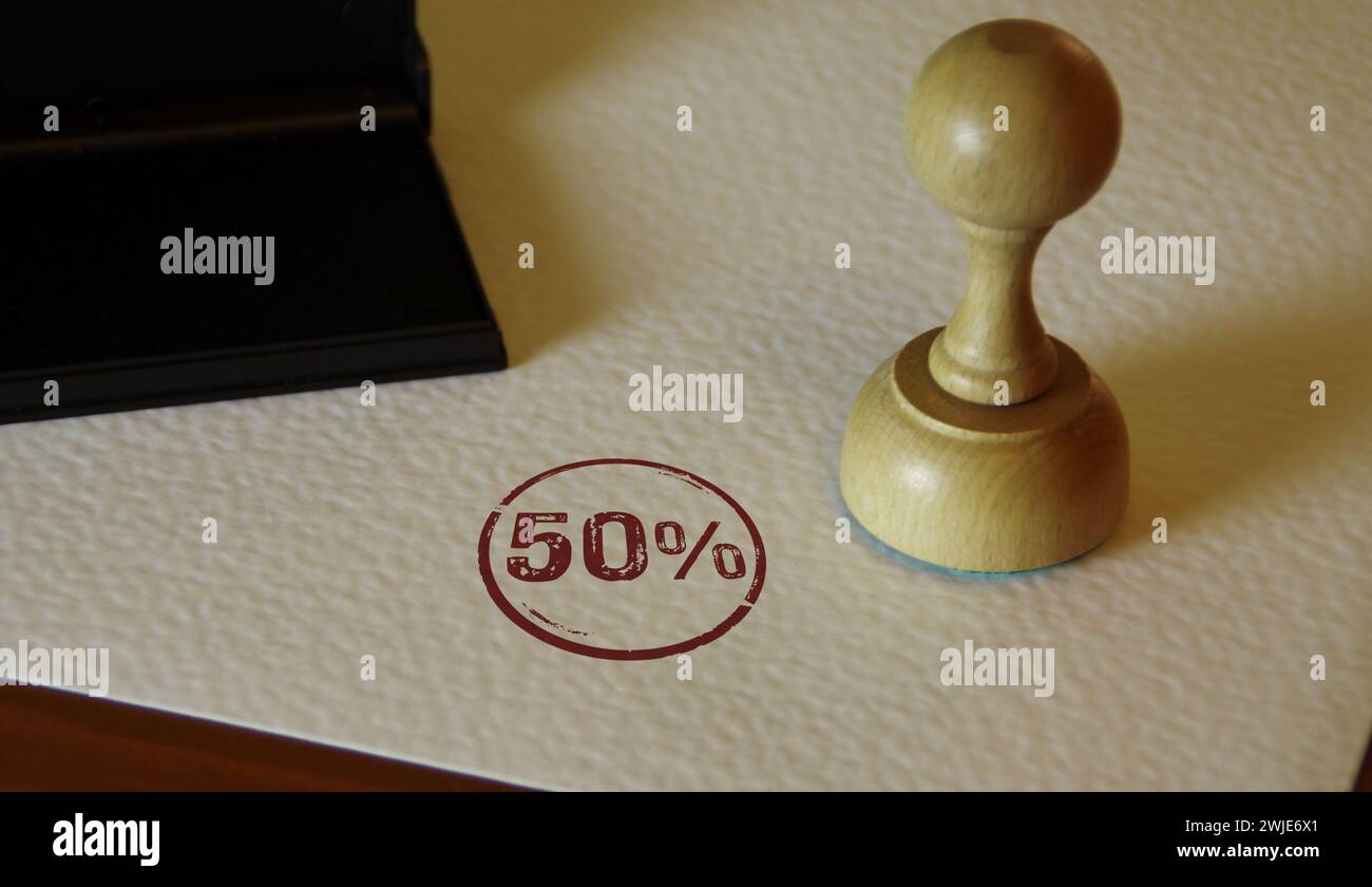 50 % 50 % Stempel- und Stempelhand. 50-Prozent-Promotion-Konzept. Stockfoto