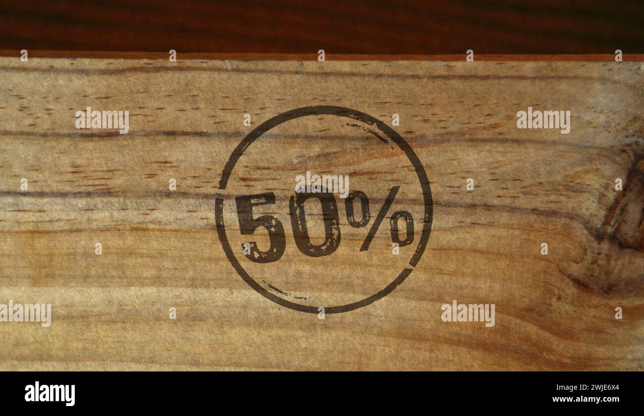 50 % 50 % Stempel auf Holzkiste gedruckt. 50-Prozent-Promotion-Konzept. Stockfoto