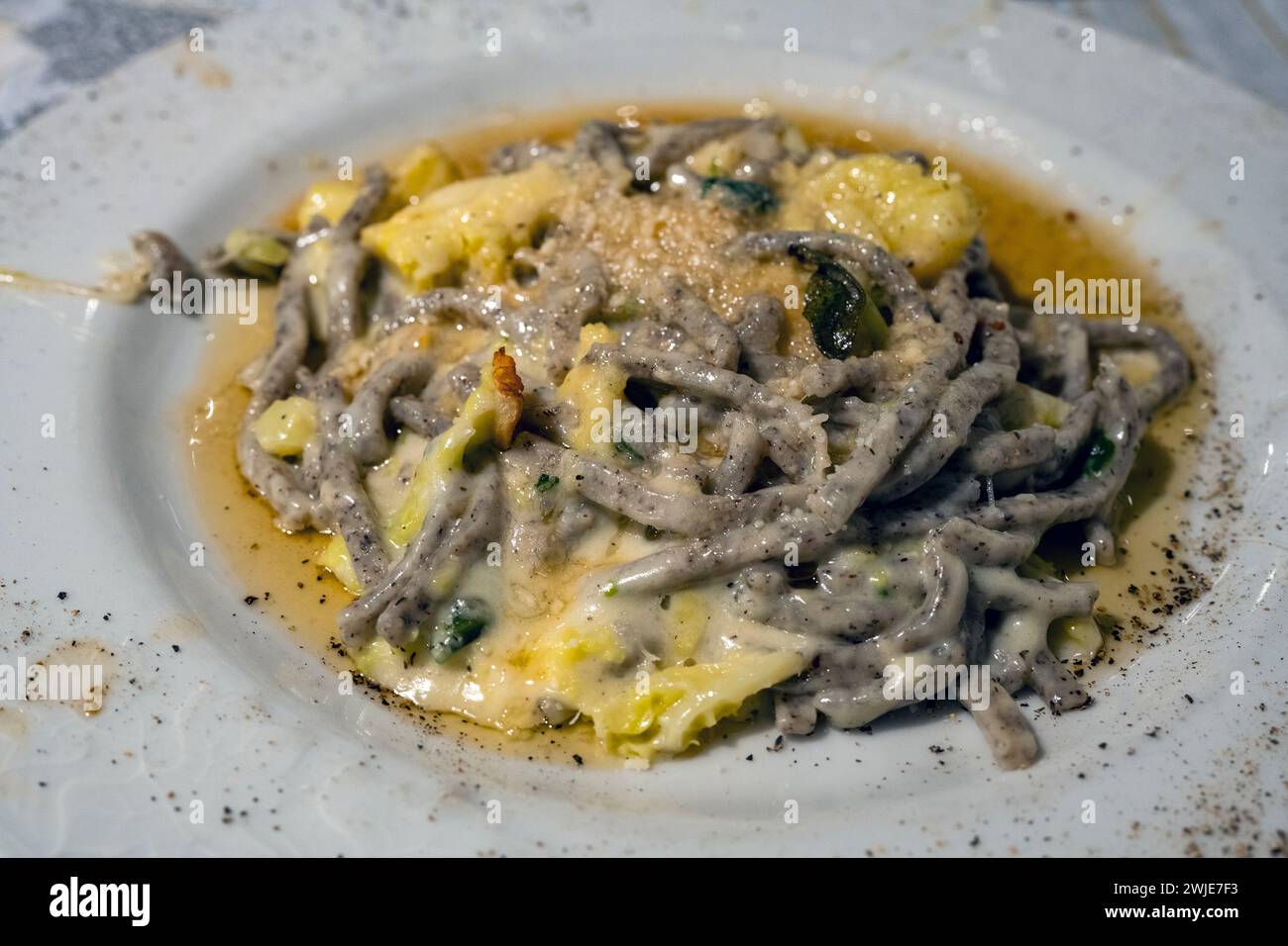 Pizzoccheri Teller, ein traditioneller kurze Bandnudeln typische der norditalienischen Provinz des Valtellina, Italien Stockfoto