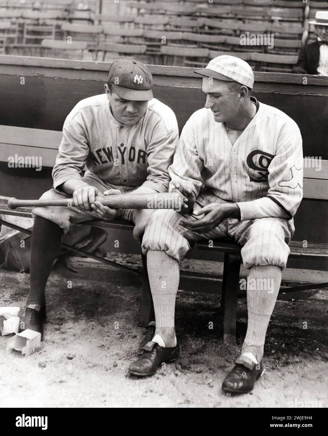 Shoeless Joe Jackson (rechts) von den Chicago White Sox und die New York Yankees' Babe Ruth schauen sich 1920 einen von Babes Home-Run Fledermäusen an Stockfoto