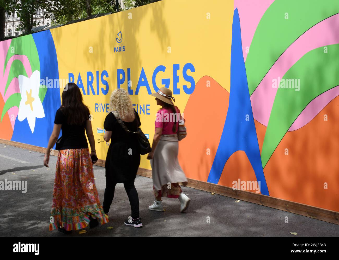 Paris (Frankreich): Paris-Plages (Pariser Strände) am 20. Juli 2023 auf dem Fußweg entlang der seine. Stockfoto