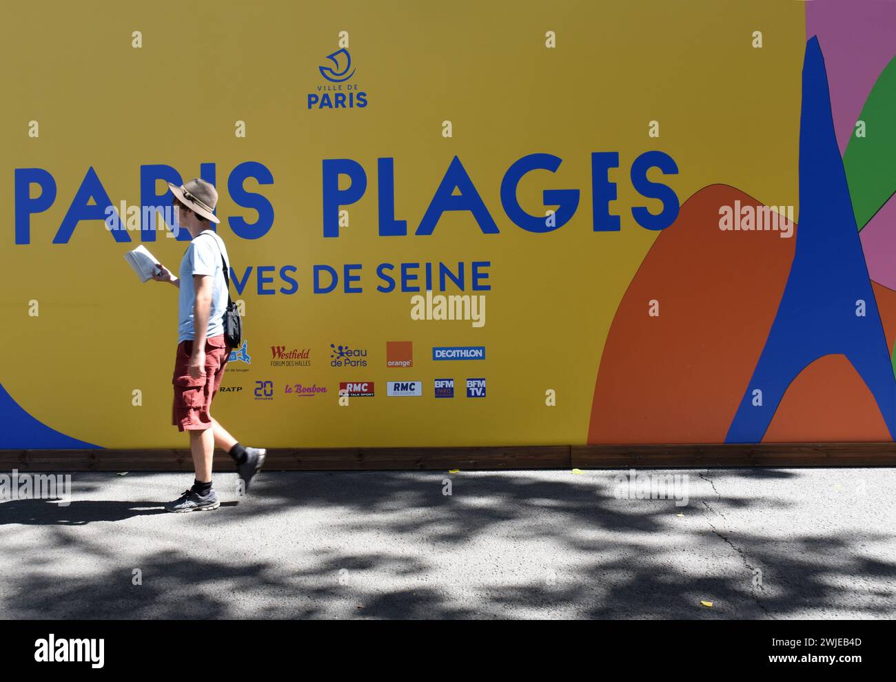Paris (Frankreich): Paris-Plages (Pariser Strände) am 20. Juli 2023 auf dem Fußweg entlang der seine. Stockfoto
