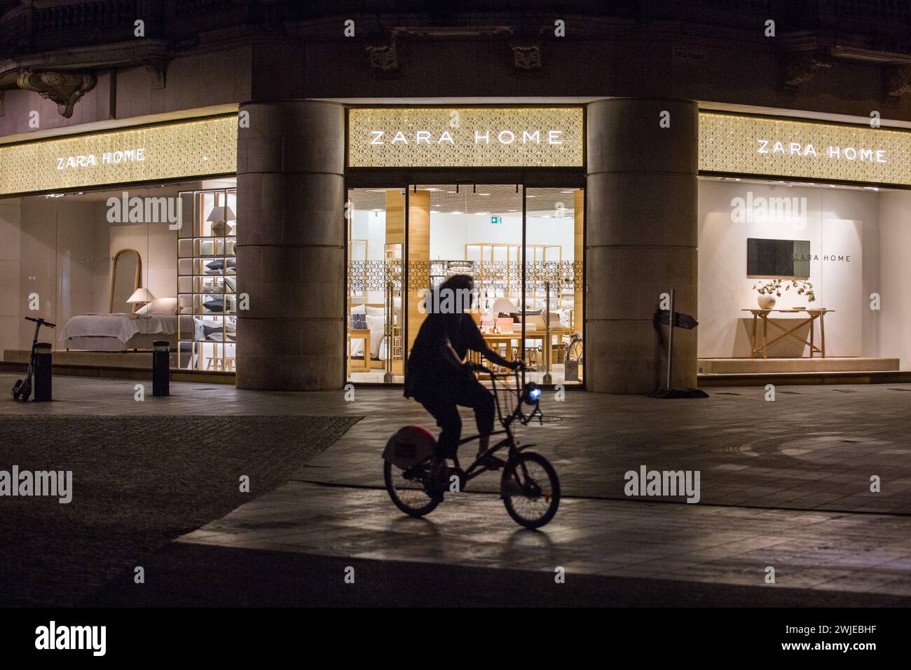 Antwerpen, Belgien. Februar 2024. Ein Radfahrer fährt am Zara Home Store in Antwerpen, Belgien vorbei. Zara Home ist ein Unternehmen, das zur spanischen Inditex-Gruppe gehört und sich der Herstellung von Heimtextilien widmet. Quelle: SOPA Images Limited/Alamy Live News Stockfoto