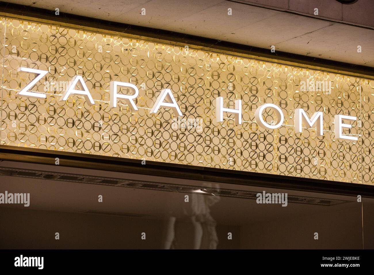 Antwerpen, Belgien. Februar 2024. Beleuchtetes Schaufenster des Zara Home Stores in Antwerpen, Belgien. Zara Home ist ein Unternehmen, das zur spanischen Inditex-Gruppe gehört und sich der Herstellung von Heimtextilien widmet. Quelle: SOPA Images Limited/Alamy Live News Stockfoto