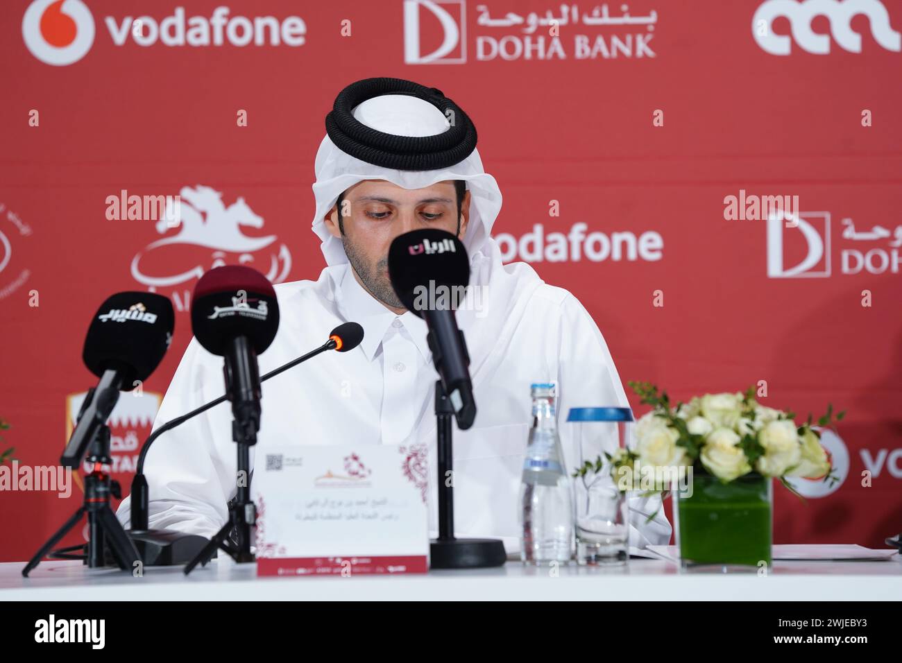 Generalsekretär und Vorsitzender des Amir Sword International Equestrian Festival Supreme Organising Committee Scheich Ahmed bin Nouh Al Thani während einer Pressekonferenz am 14. Februar 2024 in der Longines Al Shaqab Arena in Katar. Das dreitägige Festival beginnt am 15. Februar 2024, Donnerstagvormittag und endet am Samstag, 17. Februar 2024. Weitere Veranstaltungen finden in der Halle in derselben Arena statt. Das Festival ist Zeuge der Teilnahme von mehr als 150 Reitern und Reitern aus 28 Ländern und einem Preisgeld von 650.000 Euro Stockfoto