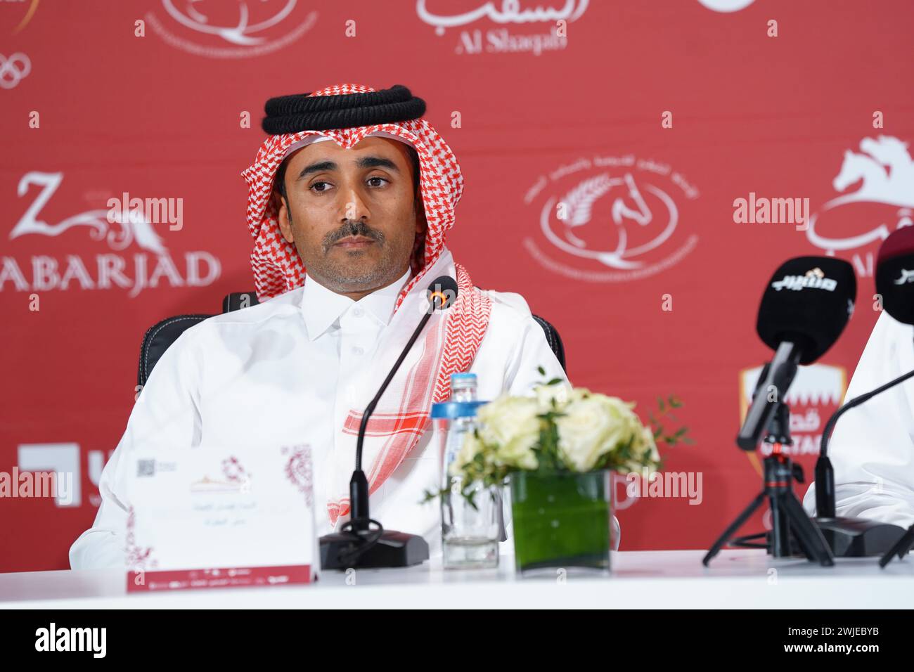Generalsekretär und Vorsitzender des Amir Sword International Equestrian Festival Supreme Organising Committee Scheich Ahmed bin Nouh Al Thani während einer Pressekonferenz am 14. Februar 2024 in der Longines Al Shaqab Arena in Katar. Das dreitägige Festival beginnt am 15. Februar 2024, Donnerstagvormittag und endet am Samstag, 17. Februar 2024. Weitere Veranstaltungen finden in der Halle in derselben Arena statt. Das Festival ist Zeuge der Teilnahme von mehr als 150 Reitern und Reitern aus 28 Ländern und einem Preisgeld von 650.000 Euro Stockfoto