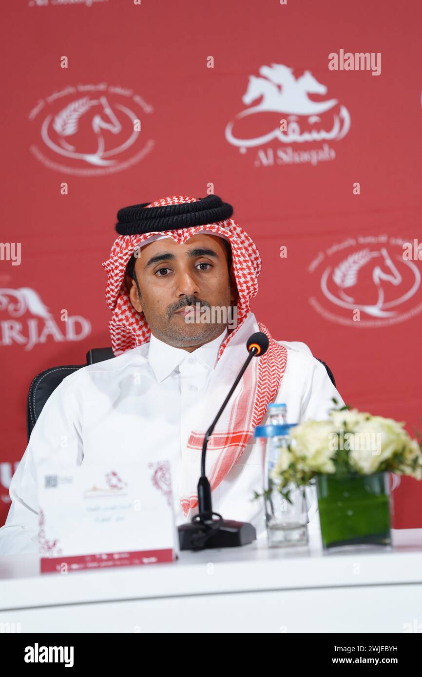 Generalsekretär und Vorsitzender des Amir Sword International Equestrian Festival Supreme Organising Committee Scheich Ahmed bin Nouh Al Thani während einer Pressekonferenz am 14. Februar 2024 in der Longines Al Shaqab Arena in Katar. Das dreitägige Festival beginnt am 15. Februar 2024, Donnerstagvormittag und endet am Samstag, 17. Februar 2024. Weitere Veranstaltungen finden in der Halle in derselben Arena statt. Das Festival ist Zeuge der Teilnahme von mehr als 150 Reitern und Reitern aus 28 Ländern und einem Preisgeld von 650.000 Euro Stockfoto