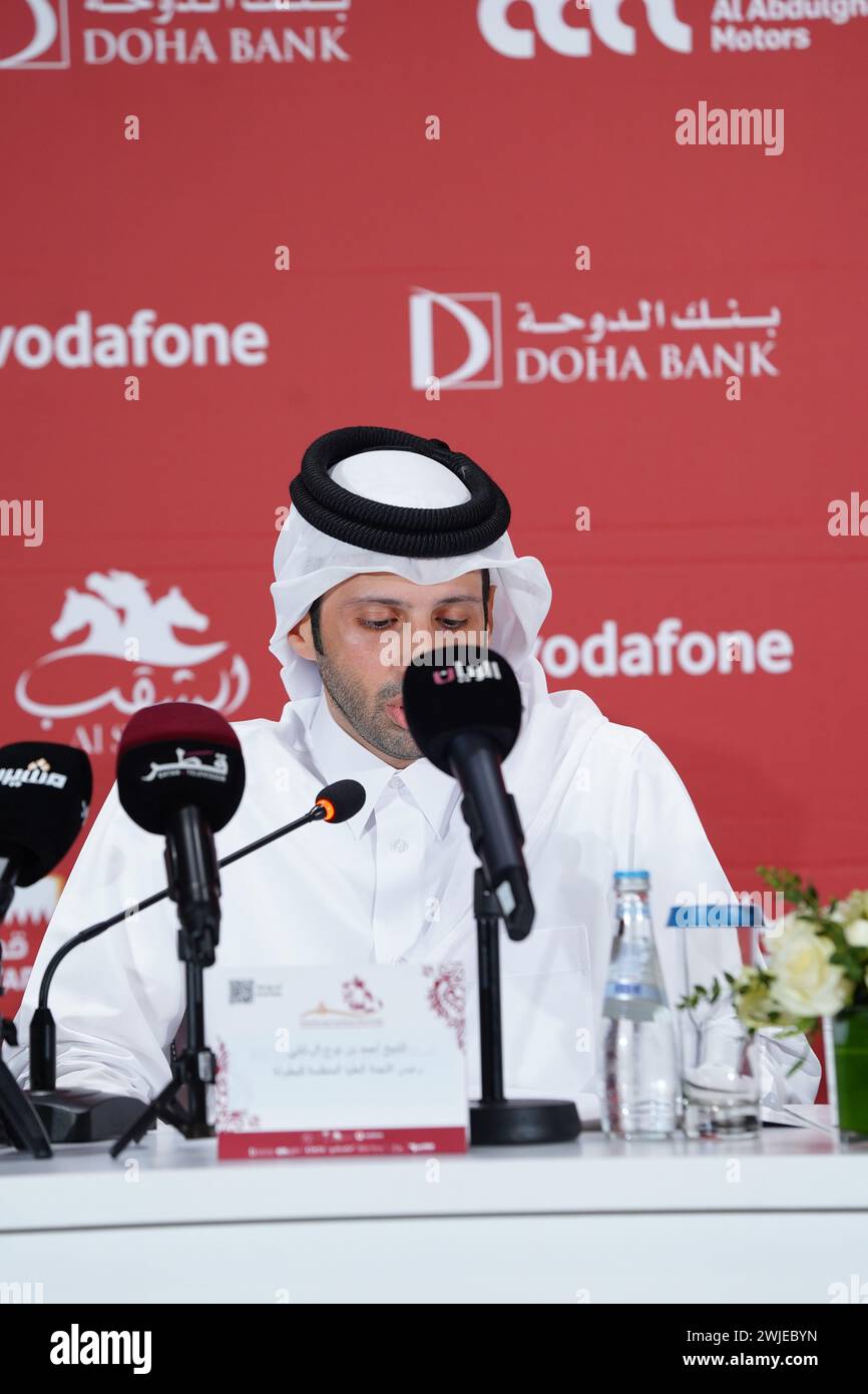 Generalsekretär und Vorsitzender des Amir Sword International Equestrian Festival Supreme Organising Committee Scheich Ahmed bin Nouh Al Thani während einer Pressekonferenz am 14. Februar 2024 in der Longines Al Shaqab Arena in Katar. Das dreitägige Festival beginnt am 15. Februar 2024, Donnerstagvormittag und endet am Samstag, 17. Februar 2024. Weitere Veranstaltungen finden in der Halle in derselben Arena statt. Das Festival ist Zeuge der Teilnahme von mehr als 150 Reitern und Reitern aus 28 Ländern und einem Preisgeld von 650.000 Euro Stockfoto
