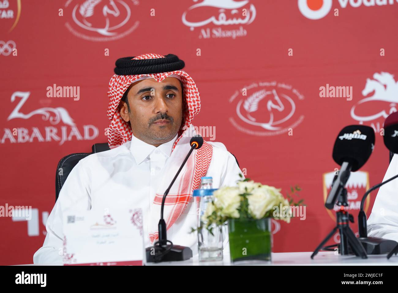 Generalsekretär und Vorsitzender des Amir Sword International Equestrian Festival Supreme Organising Committee Scheich Ahmed bin Nouh Al Thani während einer Pressekonferenz am 14. Februar 2024 in der Longines Al Shaqab Arena in Katar. Das dreitägige Festival beginnt am 15. Februar 2024, Donnerstagvormittag und endet am Samstag, 17. Februar 2024. Weitere Veranstaltungen finden in der Halle in derselben Arena statt. Das Festival ist Zeuge der Teilnahme von mehr als 150 Reitern und Reitern aus 28 Ländern und einem Preisgeld von 650.000 Euro Stockfoto