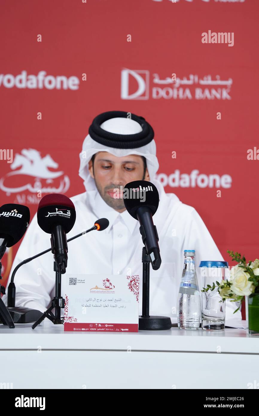Generalsekretär und Vorsitzender des Amir Sword International Equestrian Festival Supreme Organising Committee Scheich Ahmed bin Nouh Al Thani während einer Pressekonferenz am 14. Februar 2024 in der Longines Al Shaqab Arena in Katar. Das dreitägige Festival beginnt am 15. Februar 2024, Donnerstagvormittag und endet am Samstag, 17. Februar 2024. Weitere Veranstaltungen finden in der Halle in derselben Arena statt. Das Festival ist Zeuge der Teilnahme von mehr als 150 Reitern und Reitern aus 28 Ländern und einem Preisgeld von 650.000 Euro Stockfoto
