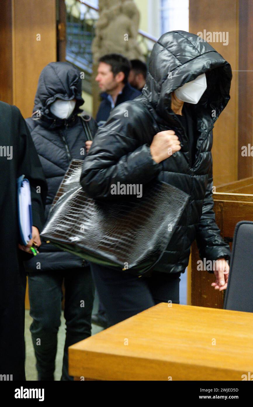 15. Februar 2024, Nordrhein-Westfalen, Mönchengladbach: Die beiden Angeklagten betreten den Gerichtssaal vor Prozessbeginn. Ein 13-jähriger Diabetiker starb auf einer Schulreise, die sie beaufsichtigten. Die Staatsanwaltschaft wirft den Frauen vor, sich nicht explizit über die bereits bestehenden Bedingungen der Teilnehmer zu erkundigen. Insgesamt hatten vier Lehrer die Reise begleitet. Foto: Henning Kaiser/dpa Stockfoto