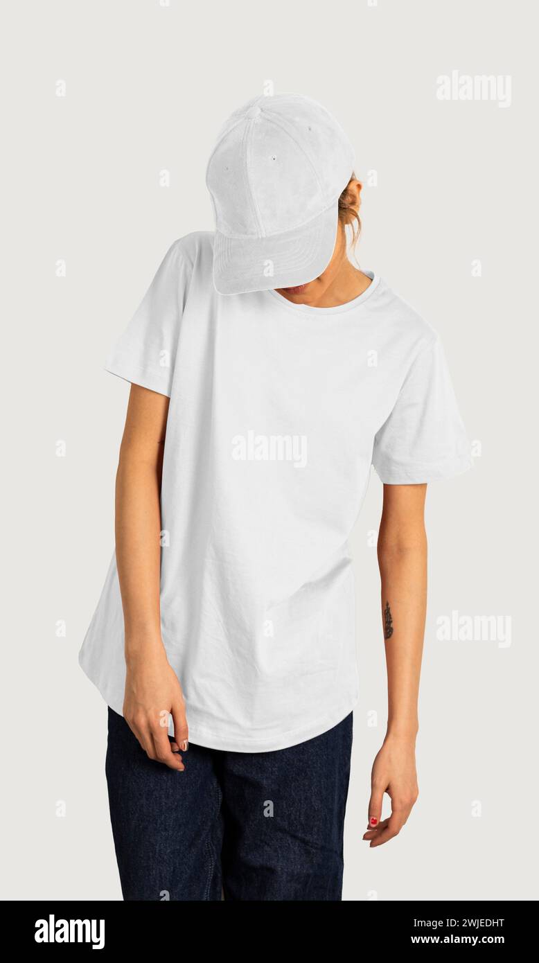 Frau mit weißem T-Shirt, weißem Hintergrund. Modell, leer, bereit für Design. Stockfoto
