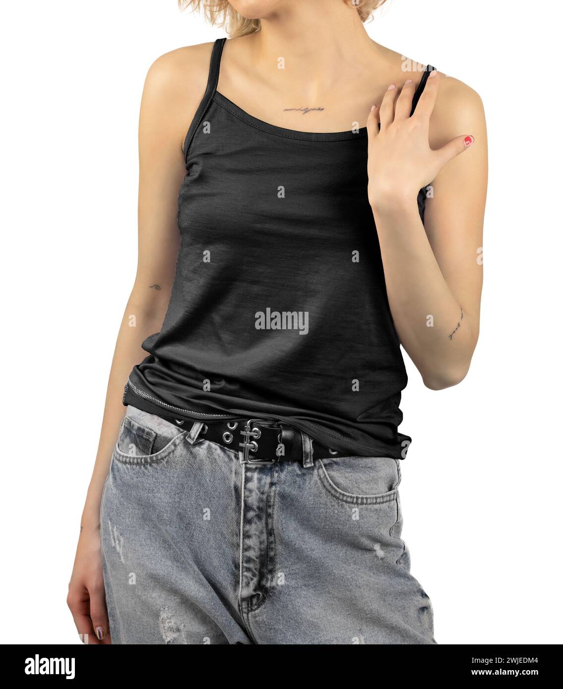 Frau mit schwarzem Tanktop, weißem Hintergrund. Modell, leer, bereit für Design. Stockfoto