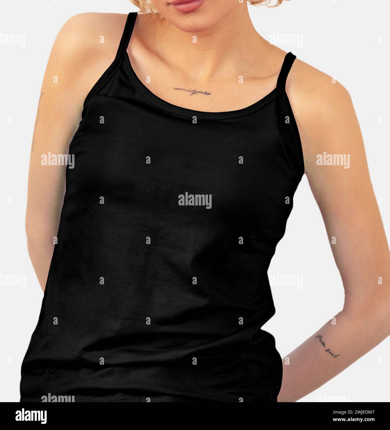 Frau mit schwarzem Tanktop, weißem Hintergrund. Modell, leer, bereit für Design. Stockfoto