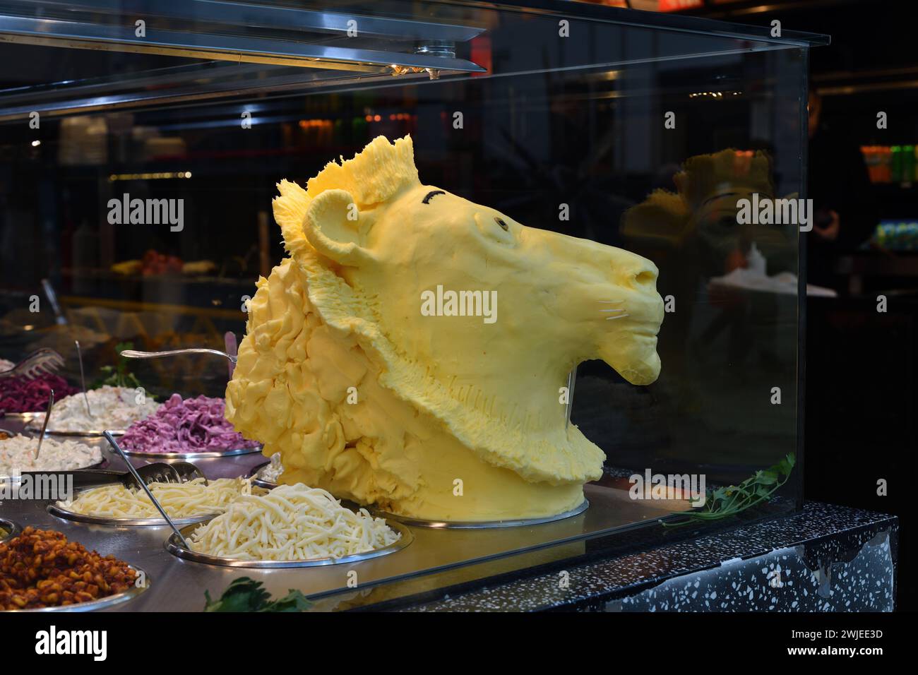 Dekorative Ausstellungsdekoration in Form eines Löwenkopfes aus Butter im Straßencafé in Istanbul. Türkei Stockfoto