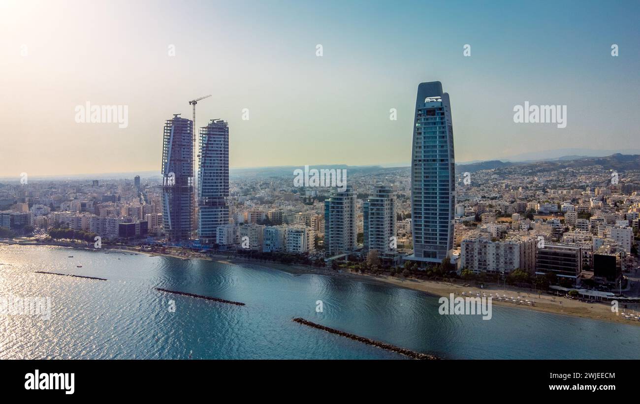 Die Hochhäuser entlang der ruhigen Uferpromenade in Limassol. Zypern Stockfoto