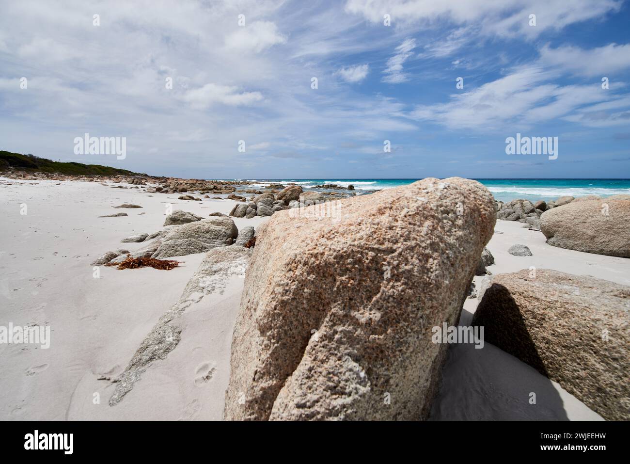 Der wunderschöne Strand mit Felsen und dem Meer im Hintergrund in Bay of Fire, Tasmanien, Australien Stockfoto