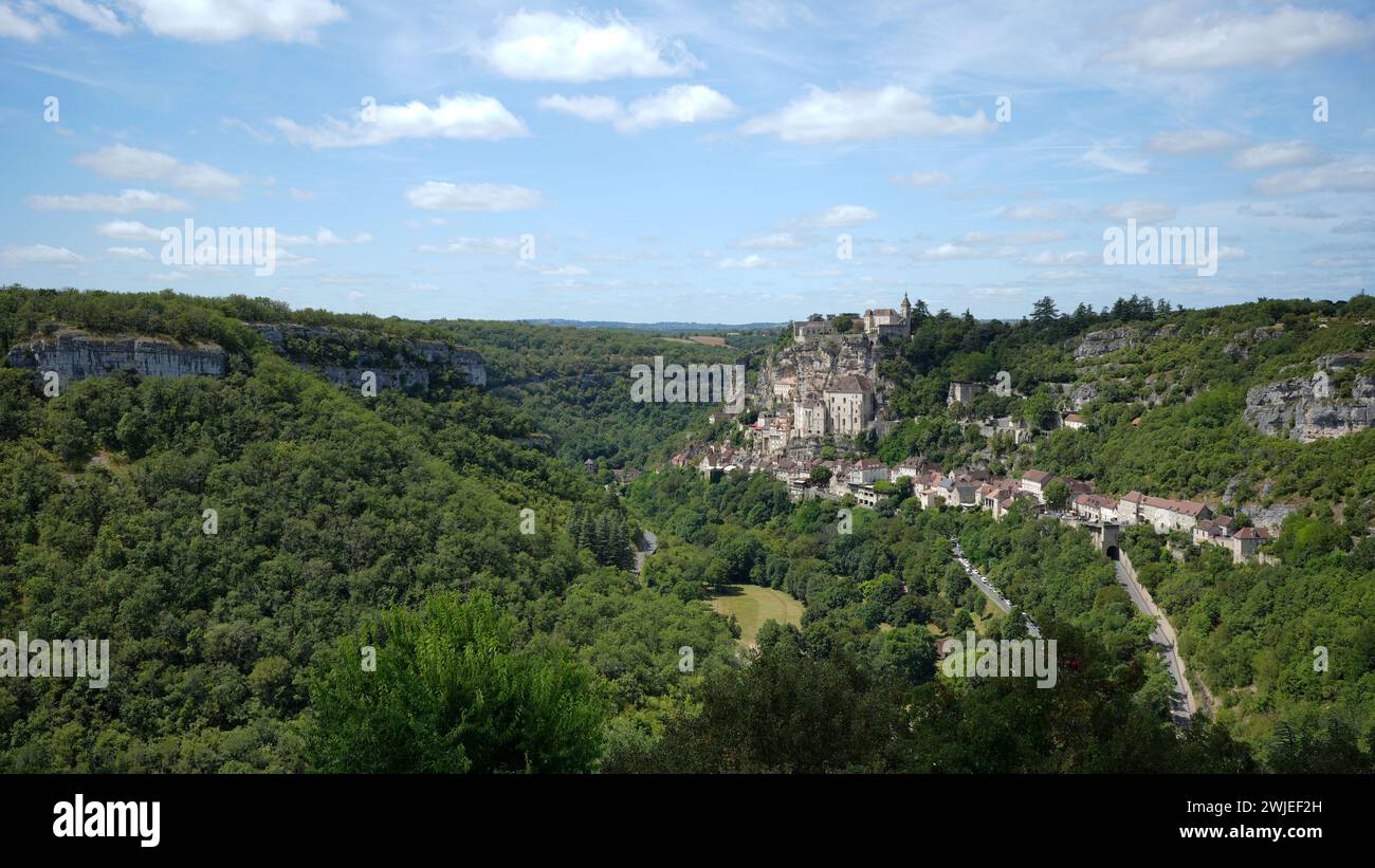 Rocamadour (Südwestfrankreich): Überblick über das mittelalterliche Dorf im Alzou-Tal. Village erhielt das Label „Les plus beaux Villages de France“ Stockfoto
