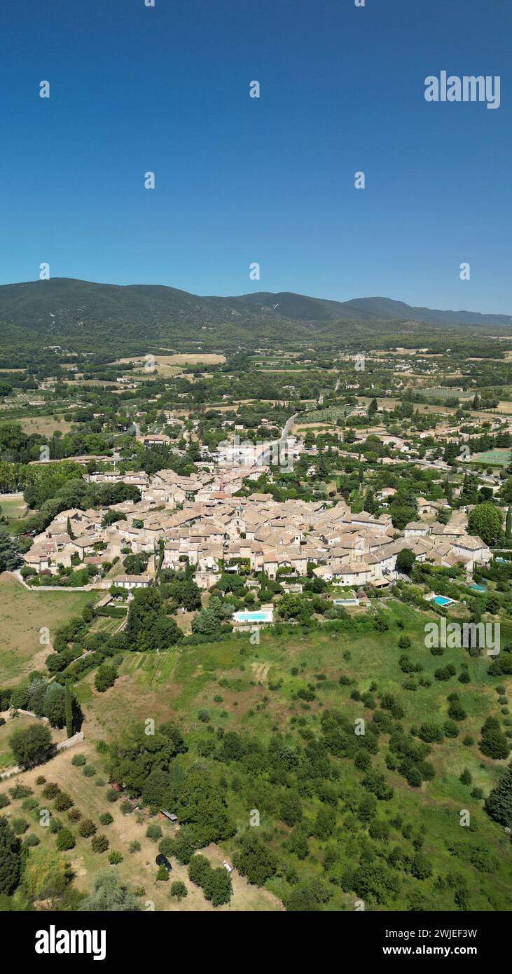 Lourmarin (Südostfrankreich): Luftaufnahme des Dorfes im Regionalen Naturpark Luberon Stockfoto