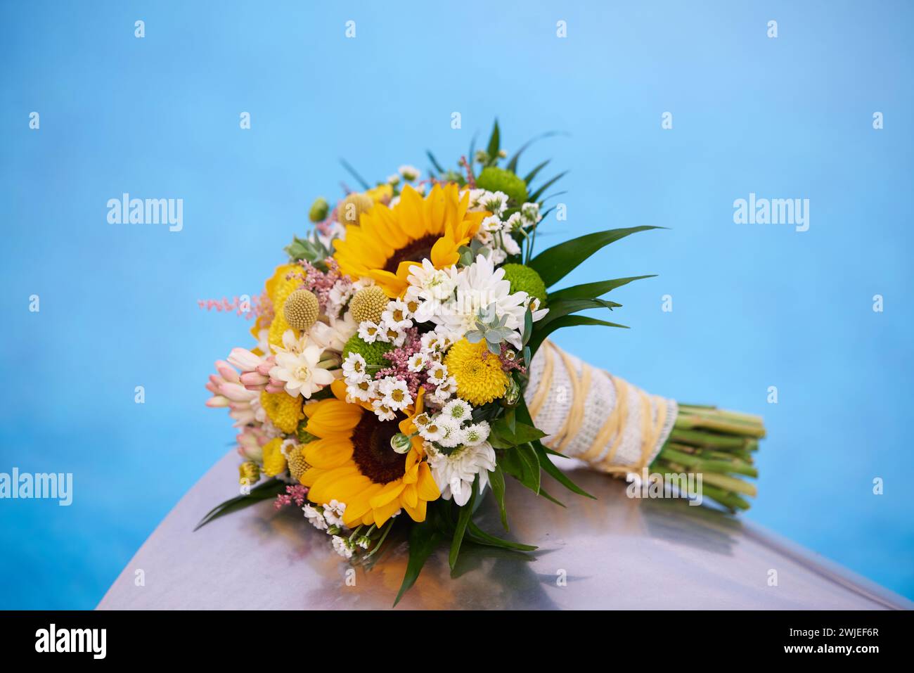 Ein Blumenstrauß aus Sonnenblumen und Gänseblümchen für Babys Stockfoto