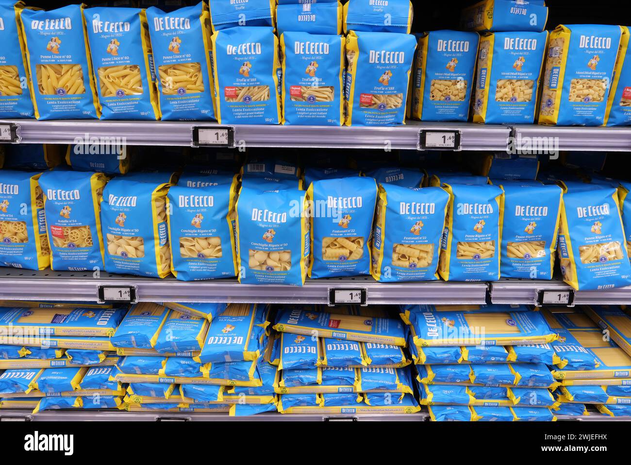 DE CECCO PAKETE MIT ITALIENISCHEN NUDELN IM LEBENSMITTELGESCHÄFT Stockfoto