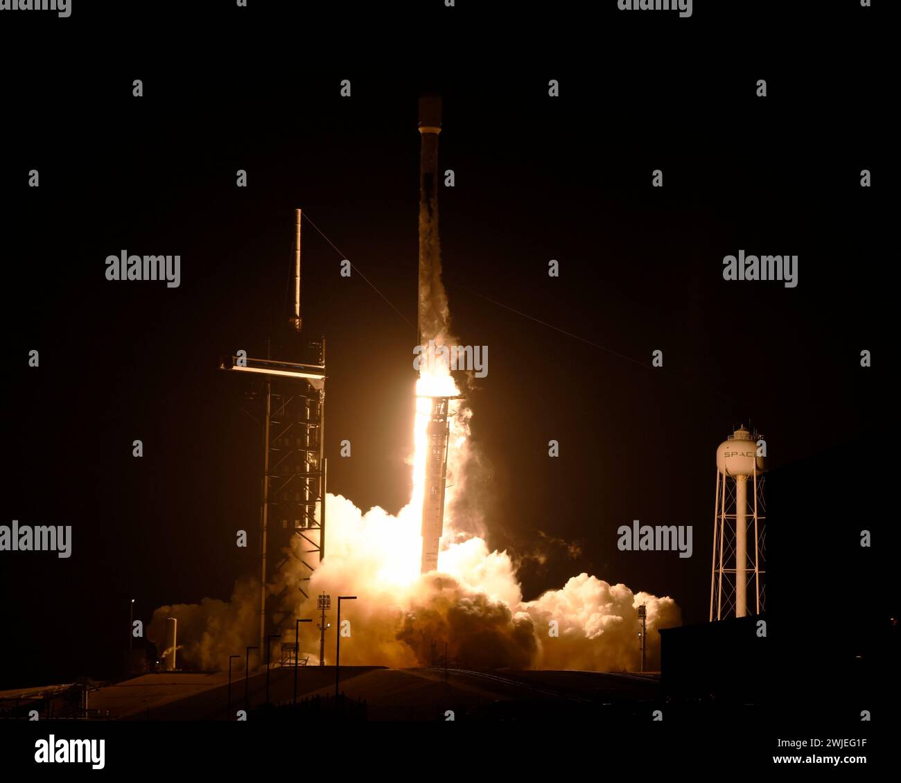 Eine SpaceX Falcon 9-Rakete startet am Donnerstag, den 15. Februar 2024, um 1:05 UHR vom Launch Complex 39A im Kennedy Space Center, Florida, im Rahmen des Commercial Lunar Payload Services Program der NASA. Das Raumschiff soll auf der Mondoberfläche landen, mit einer Reihe wissenschaftlicher Nutzlasten. Foto: Joe Marino/UPI Credit: UPI/Alamy Live News Stockfoto