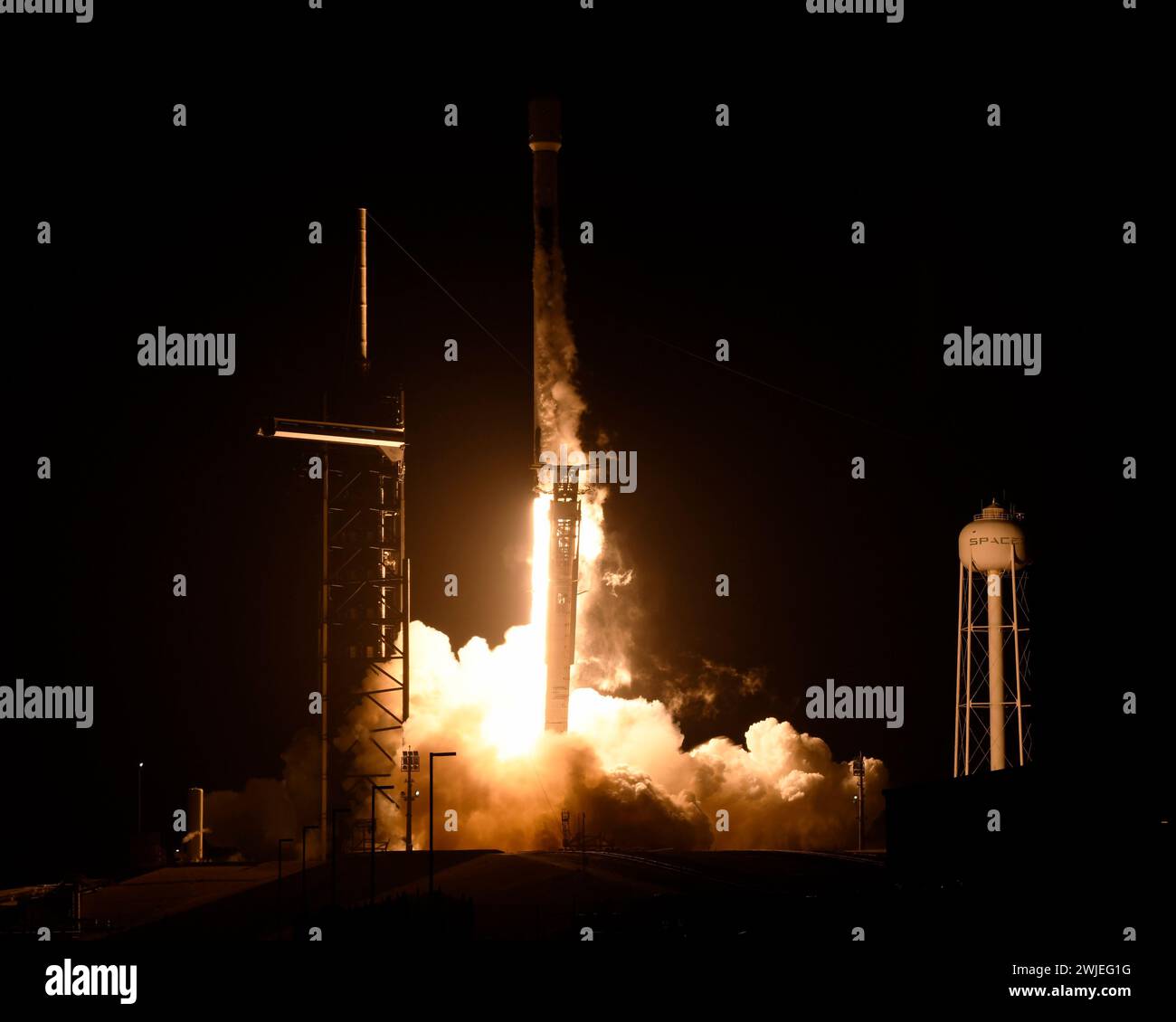Eine SpaceX Falcon 9-Rakete startet am Donnerstag, den 15. Februar 2024, um 1:05 UHR vom Launch Complex 39A im Kennedy Space Center, Florida, im Rahmen des Commercial Lunar Payload Services Program der NASA. Das Raumschiff soll auf der Mondoberfläche landen, mit einer Reihe wissenschaftlicher Nutzlasten. Foto: Joe Marino/UPI Credit: UPI/Alamy Live News Stockfoto