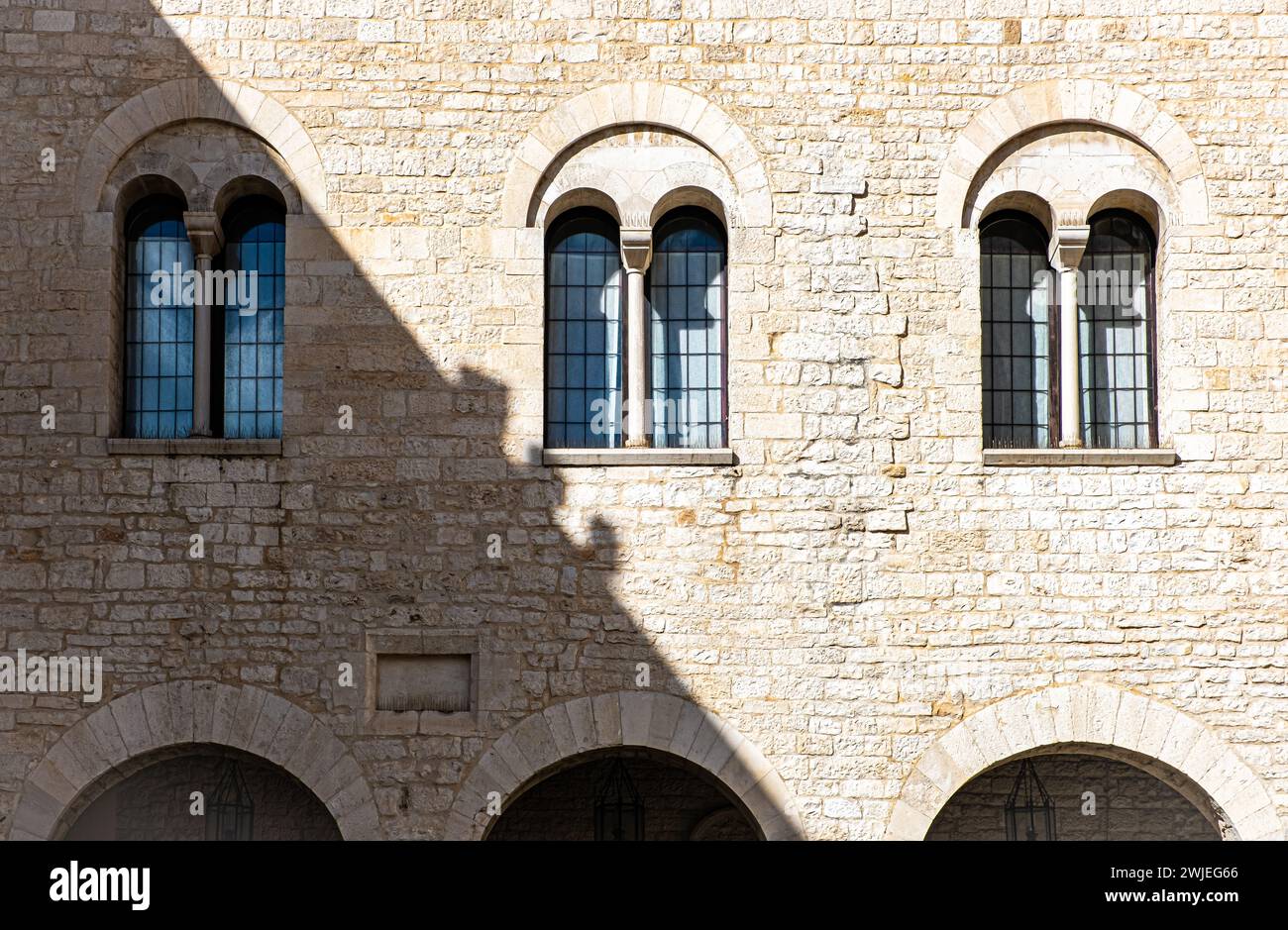 Doppelfenster der Basilica di San Nicola (Basilica di San Nicola) im historischen Zentrum von Bari, Region Apulien, Süditalien Stockfoto