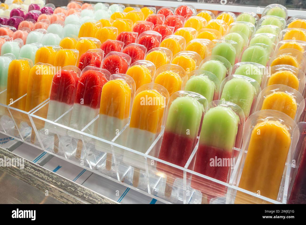 Bunte Fruchteiskäse, Eis. Shop, in dem Eis verkauft wird. Stockfoto