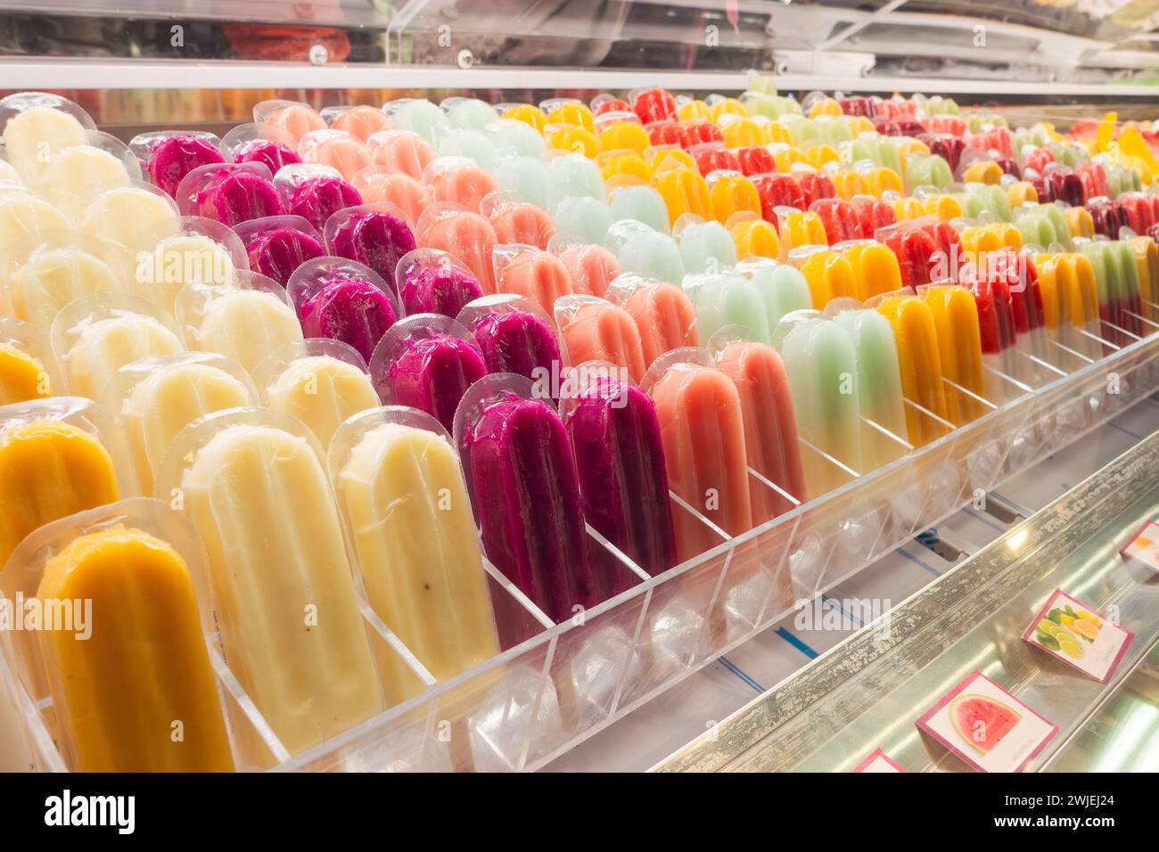 Bunte Fruchteiskäse, Eis. Shop, in dem Eis verkauft wird. Stockfoto